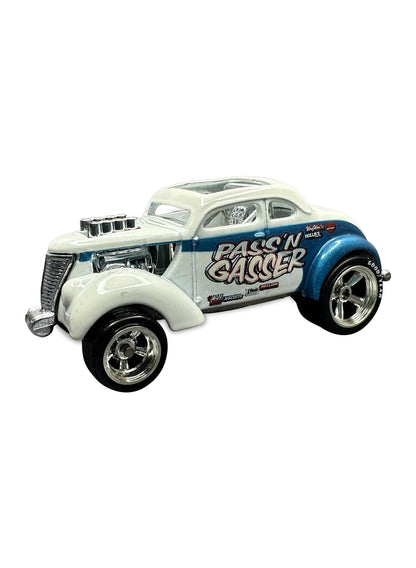 Hot Wheels Garage 2010 Pass'n Gasser 1:64 – Pearl White