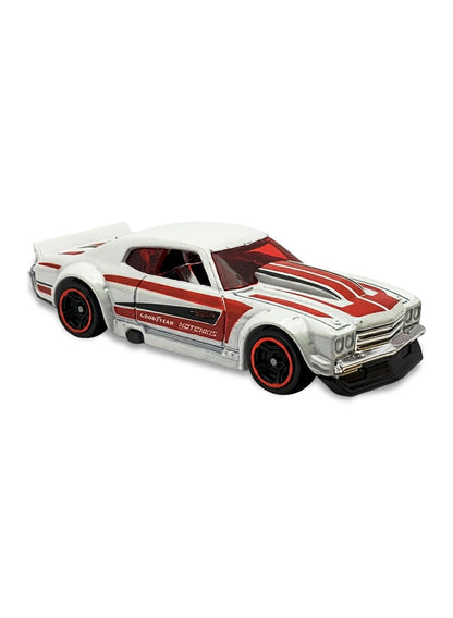 Hot Wheels Red Edition 2017 Chevrolet '70 Chevy Chevelle 1:64 White