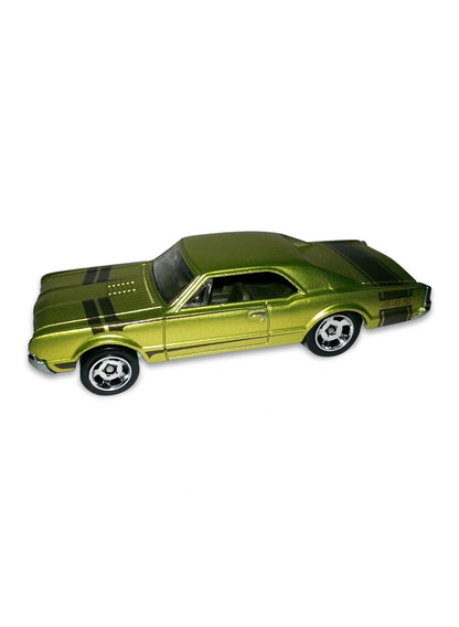 Hot Wheels Cool Classics 2013 '67 Oldsmobile 442 1:64 – Spectrafrost Antifreeze