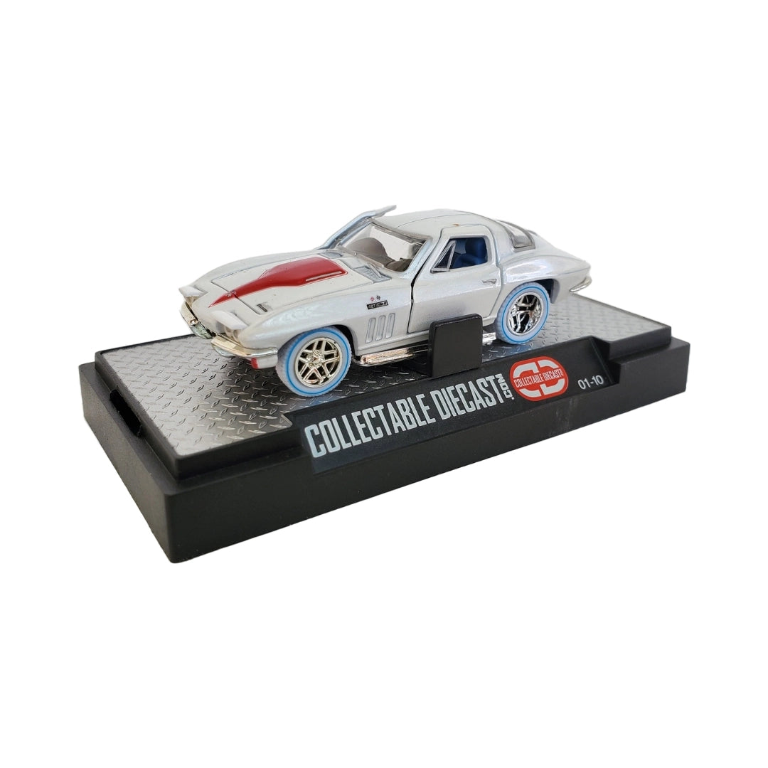 1966 Chevrolet Corvette 427 – White (Red Hood Stripe, Blue Wire-Spoke Rims, Hood Open, Chase, Collectable Diecast Exclusive)